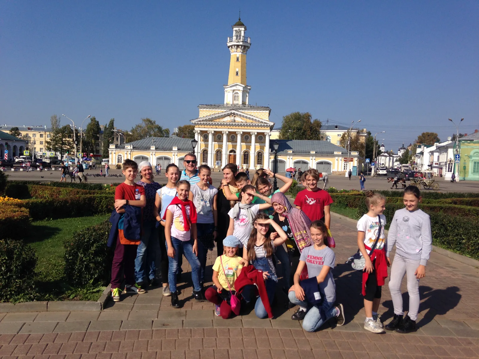 Дети на фоне Пожарной каланчи, Кострома фото