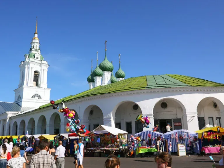 По центру в небольшой компании